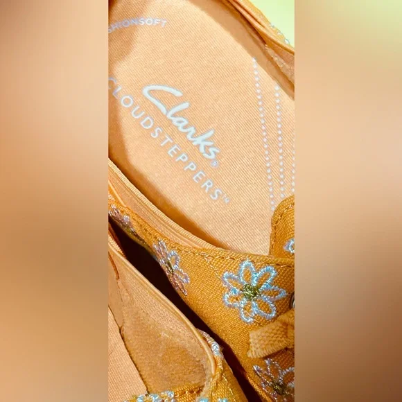 Clarks yellow Floral Canvas slip on casual shoes - Picture 4 of 6